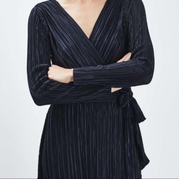 Topshop Dresses & Skirts - Topshop Navy Wrap Plisse Dress- size 6